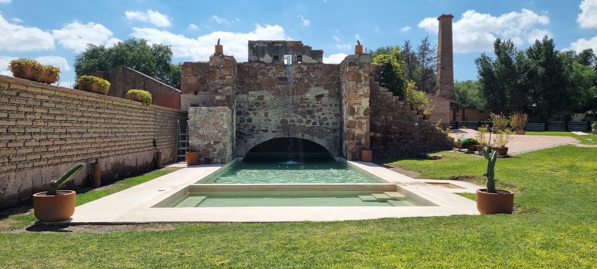 Alberca de Hacienda Cerro Prieto rodeada de naturaleza del semidesierto potosino