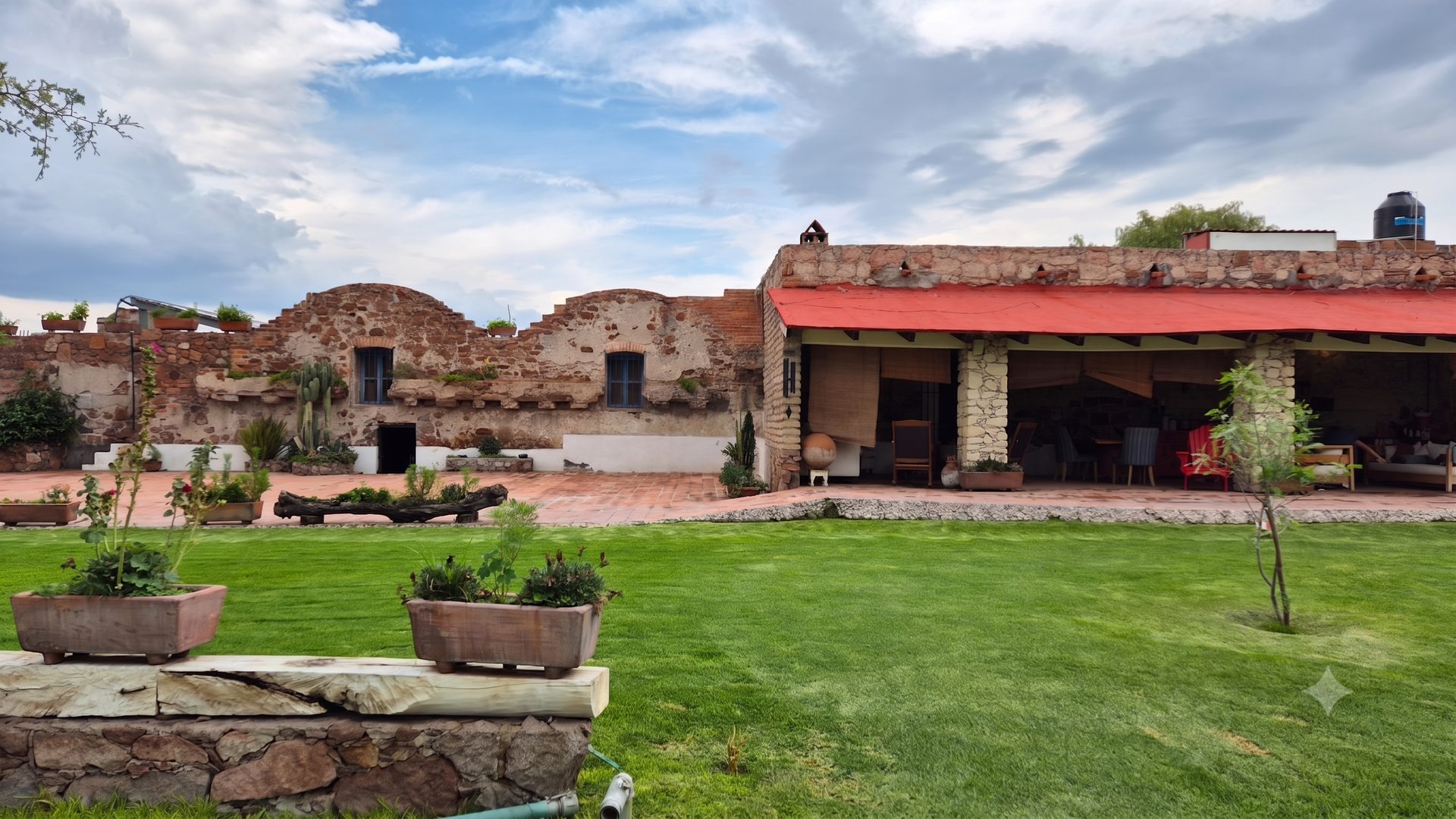 Jardín Principal de Hacienda Cerro Prieto, amplio espacio verde para actividades corporativas