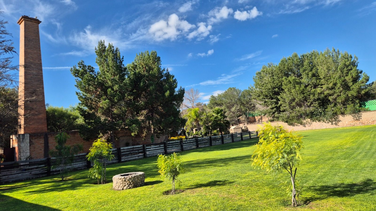 Jardín Principal de Hacienda Cerro Prieto, espacio al aire libre entre mezquites del semidesierto potosino