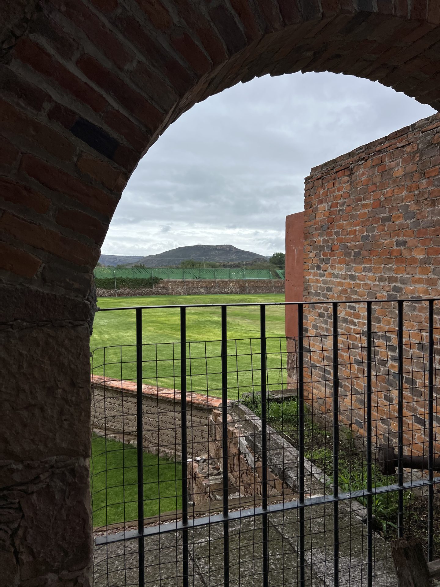 La Toscana en Hacienda Cerro Prieto, pasillo de piedra con hornos de mezcal